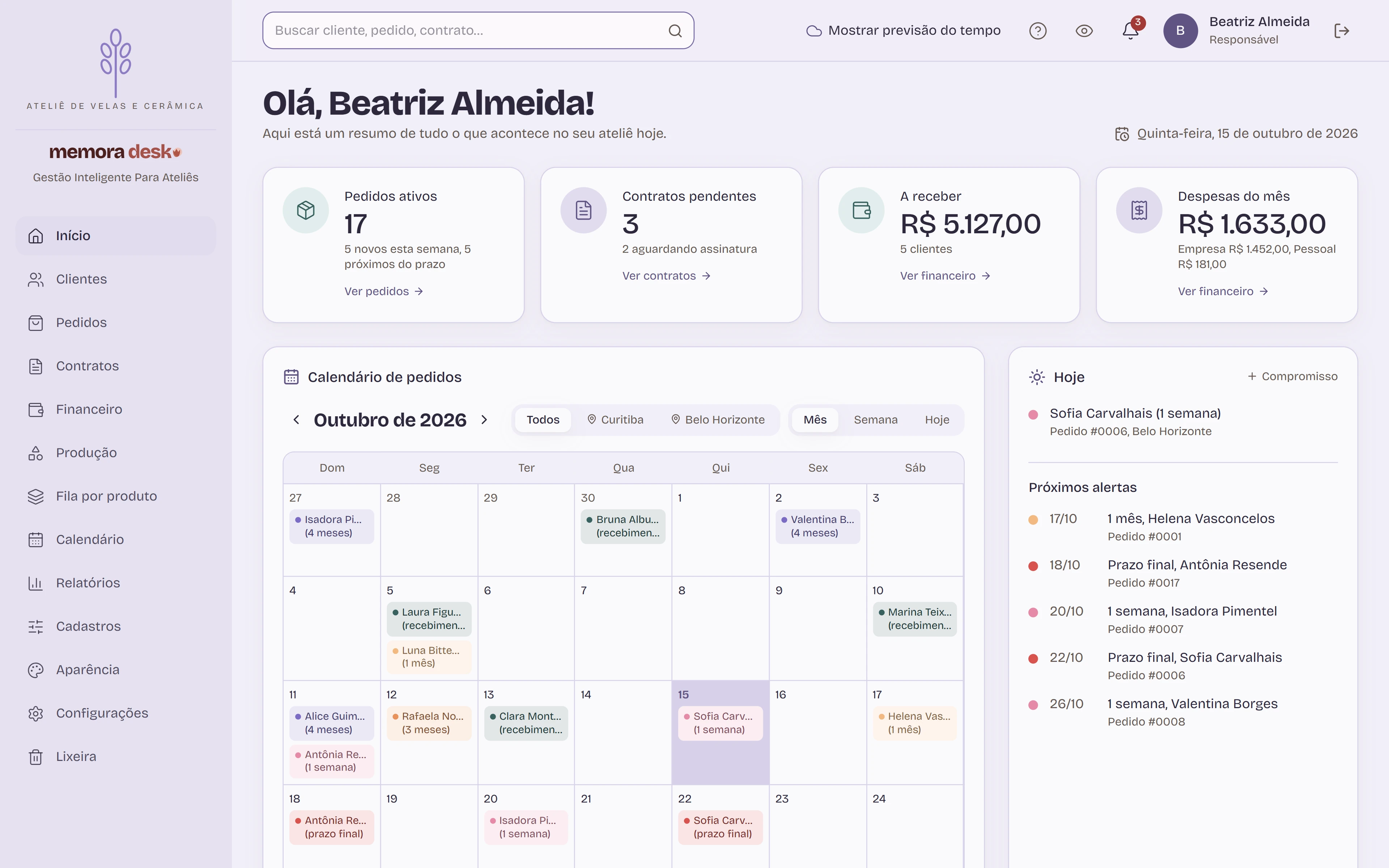 Tela inicial do sistema com a identidade do ateliê de exemplo Lavanda & Cia: o menu mostra a logomarca e a descrição do ateliê, e as cores dos cartões, botões e calendário seguem as duas cores escolhidas.