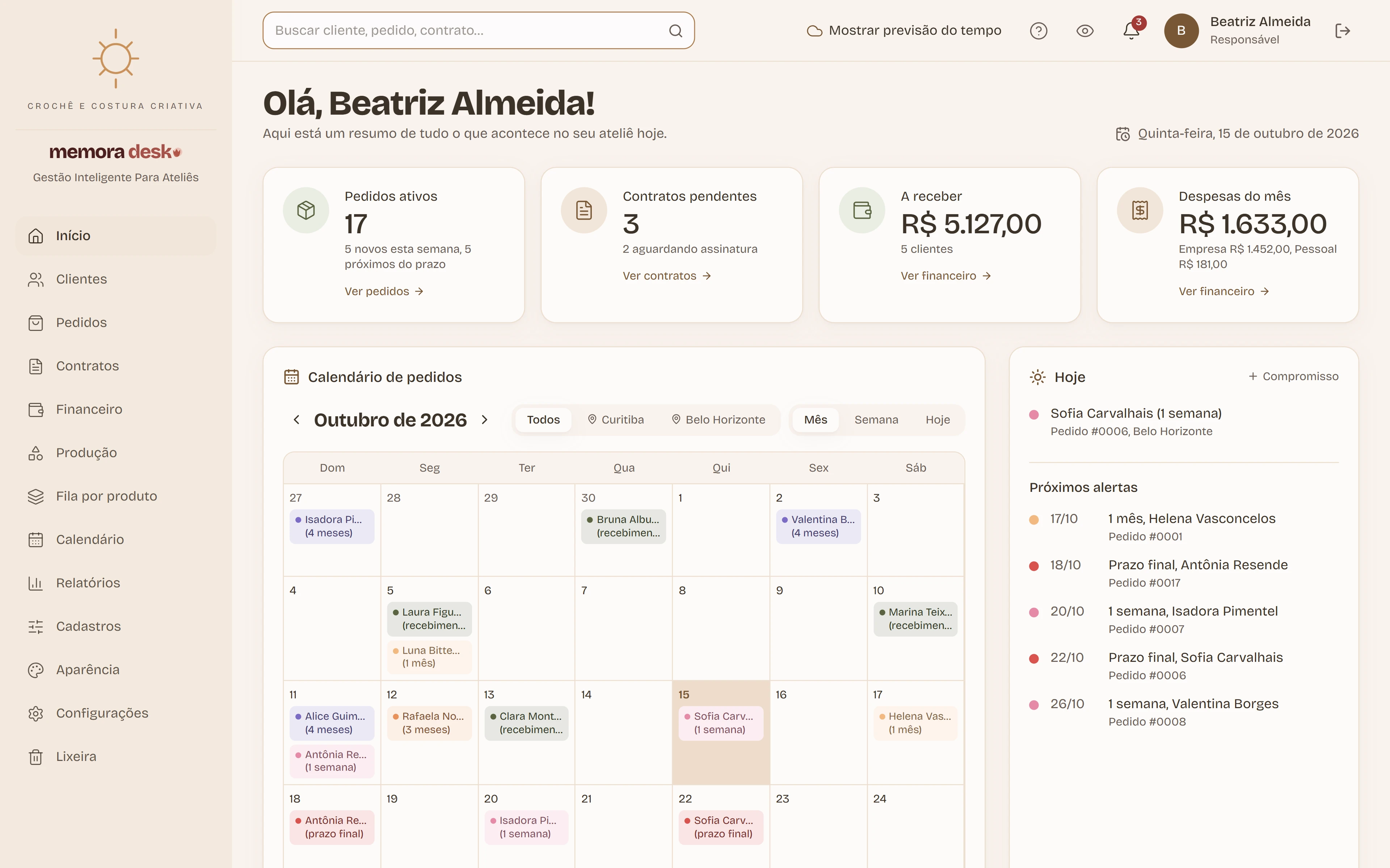 Tela inicial do sistema com a identidade do ateliê de exemplo Casa Âmbar: o menu mostra a logomarca e a descrição do ateliê, e as cores dos cartões, botões e calendário seguem as duas cores escolhidas.