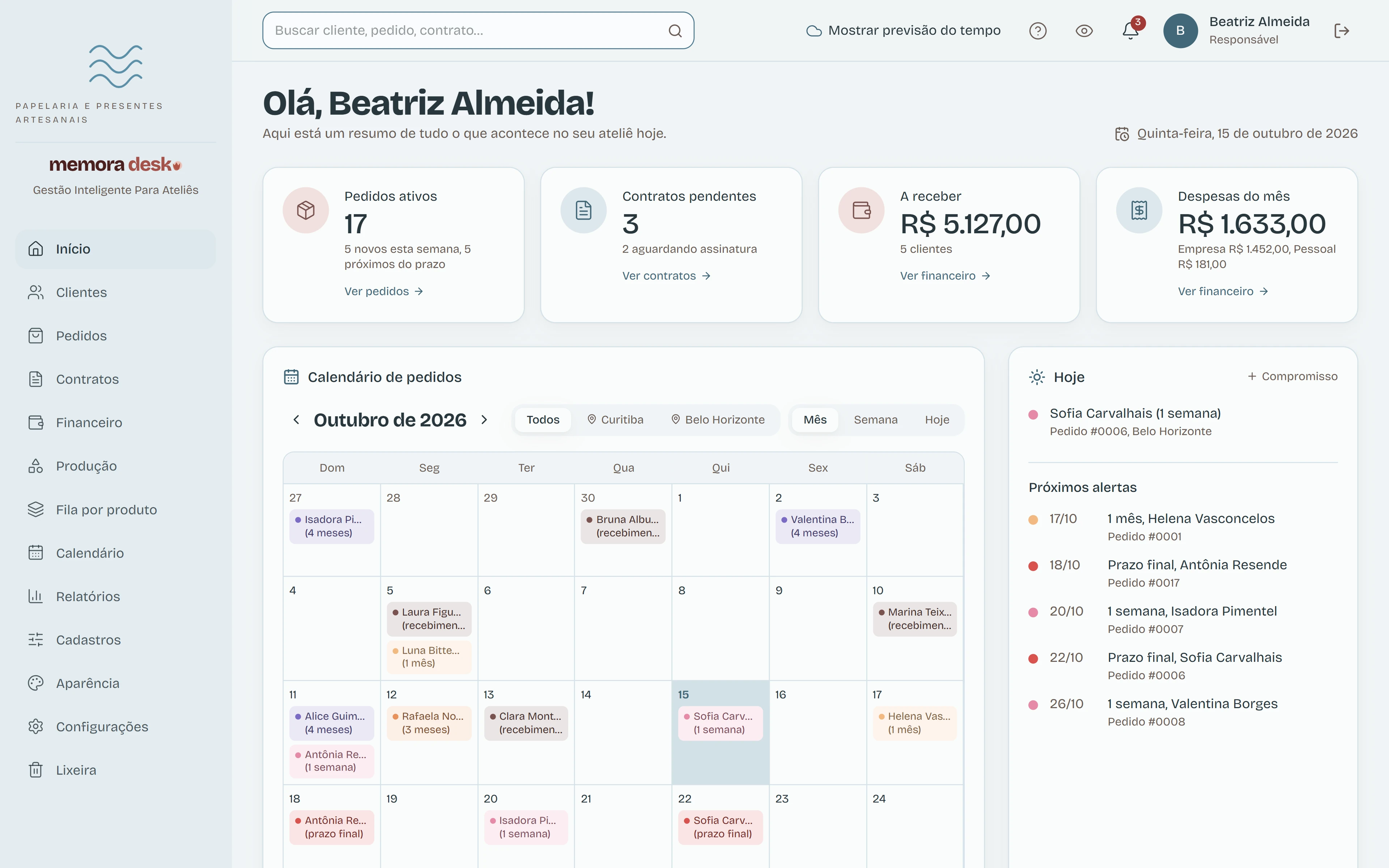 Tela inicial do sistema com a identidade do ateliê de exemplo Maré Alta: o menu mostra a logomarca e a descrição do ateliê, e as cores dos cartões, botões e calendário seguem as duas cores escolhidas.